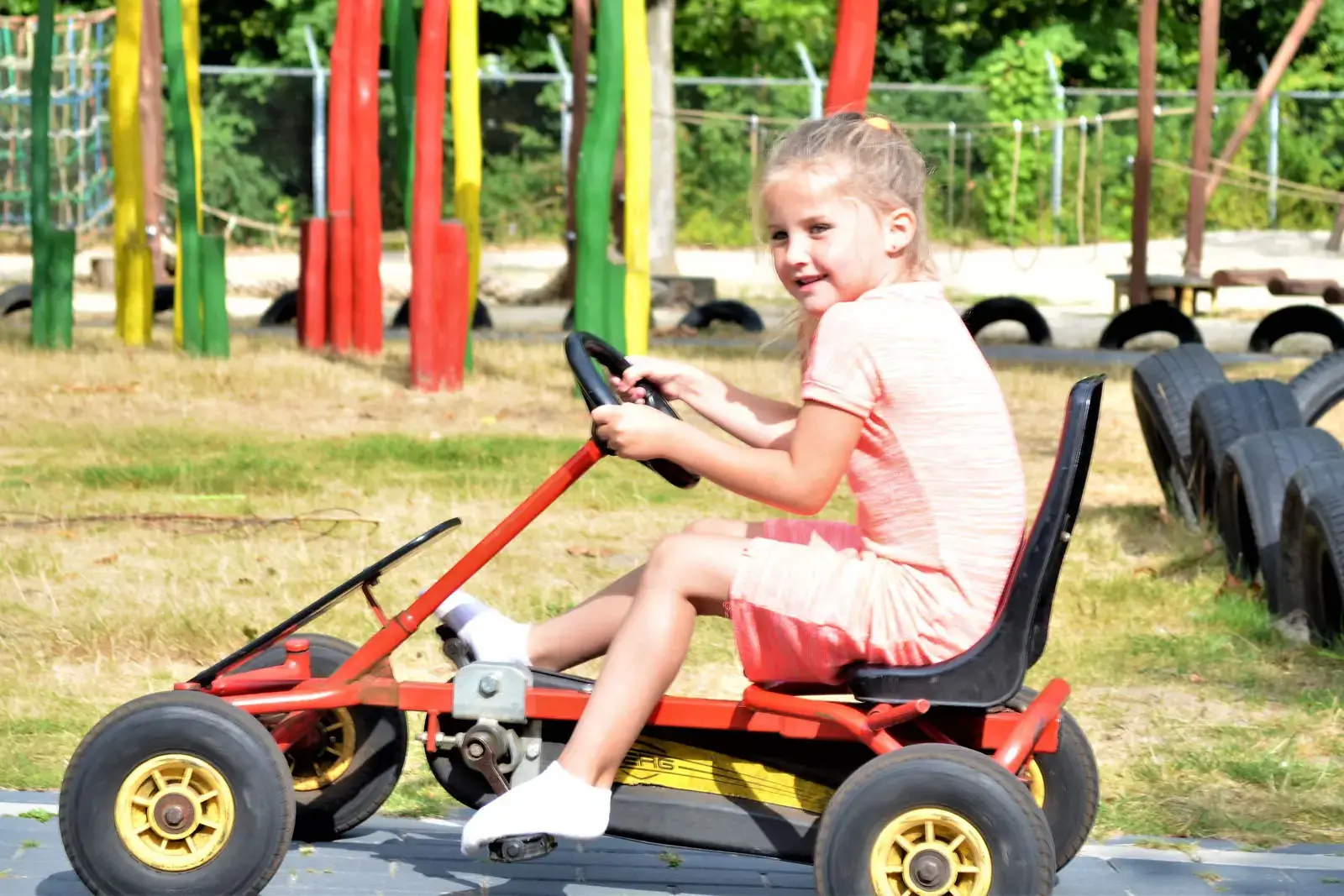 Meisje rijdt skelter op het buitenparcours