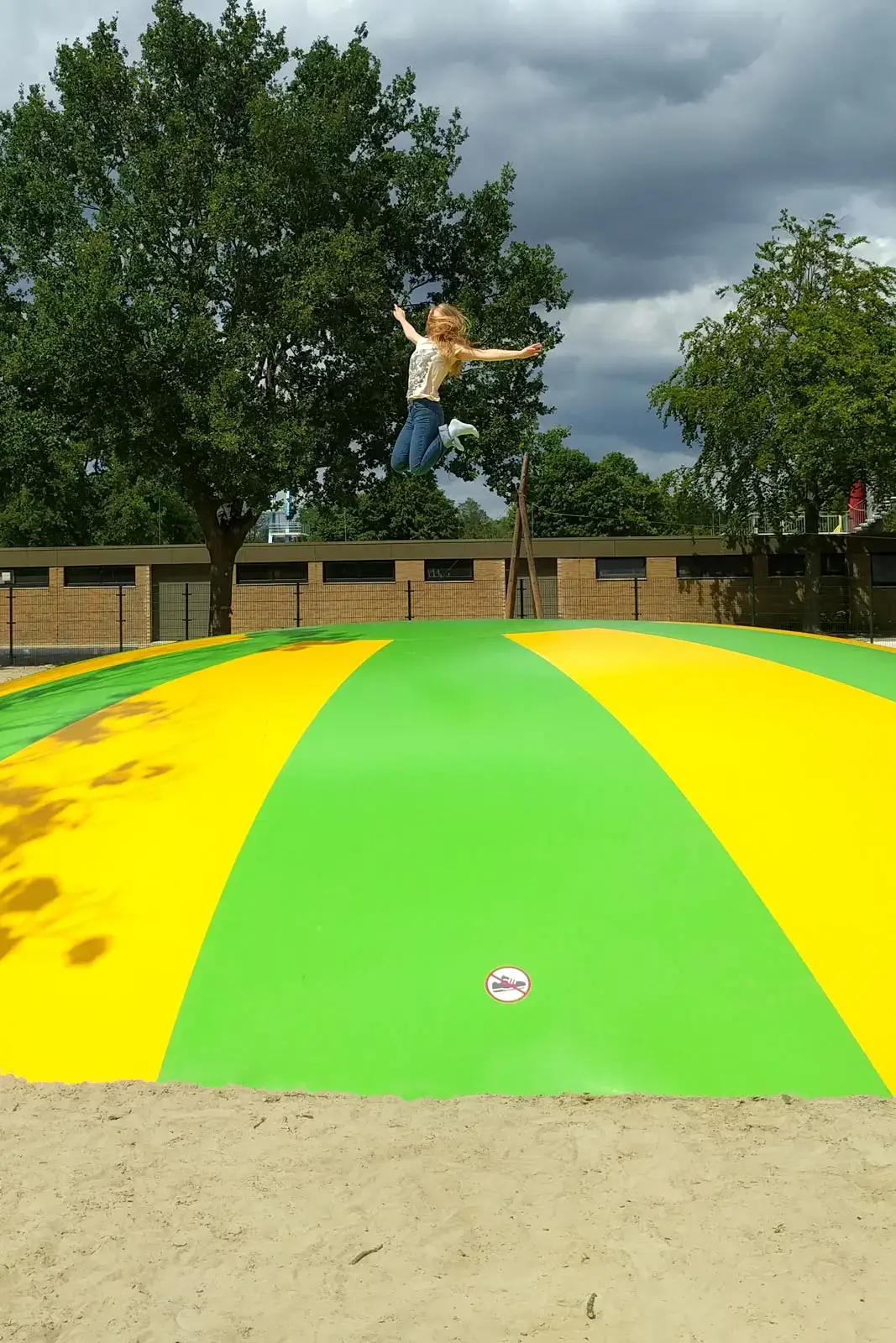 Kind springt op de outdoor heuvel